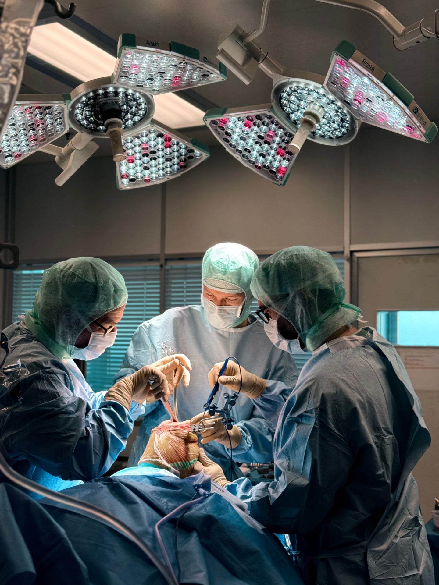 Chirurgisch team tijdens een orthopedische ingreep